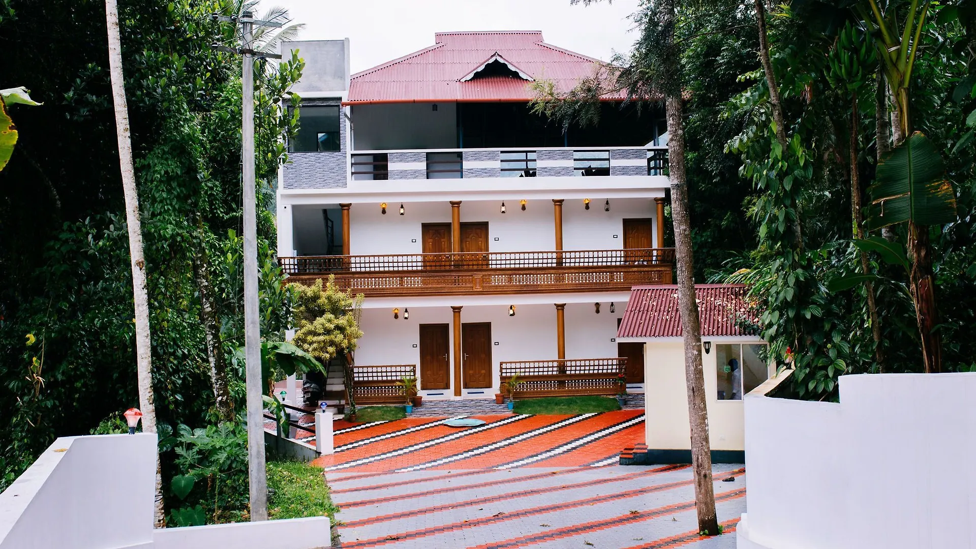 **  Oyo 9725 Hotel Misty River Munnar India